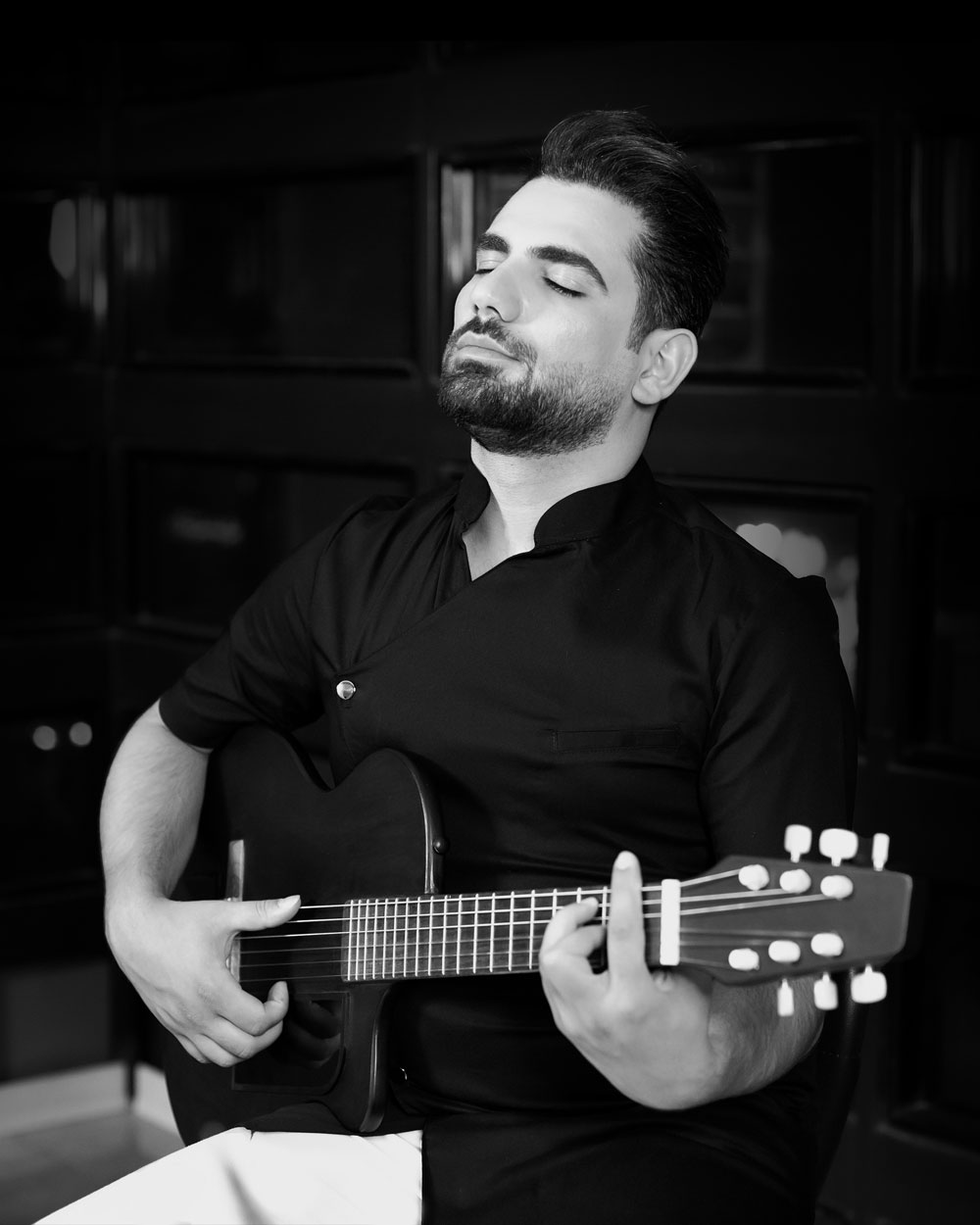 عکس حامد هادی با گیتار