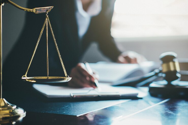 وکیل حرفهای در ایران در حال تحلیل اسناد حقوقی