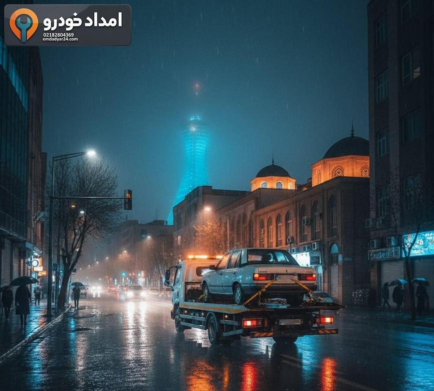 حمل شبانه با کفی در خیابان خیس؛ نورها و بازتاب‌ها نشان‌دهنده حرکت آرام و ایمن
