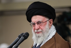 رهبر معظم انقلاب در دیدار مداحان: در میدان تبلیغات به دفاع اکتفا نکنید آرایش جنگی بگیرید/ کمبودها زیاد است اما کشور در حال حرکت و پیشرفت است