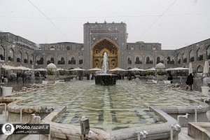 امروز (۱۳ آذرماه ۱۴۰۱) نخستین برف پاییزی در مشهد به زمین نشست.