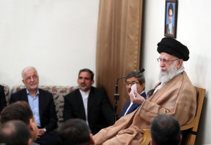 رهبر انقلاب اسلامی در دیدار وزیر کشور و استانداران: امروز برای خدمت به مردم، فضای عمومی کشور مناسب و فرصت&zwnj;ها بسیار است/ به میان مردم بروید، سخنان&zwnj;شان را بشنوید و توضیح لازم را نیز بدهید