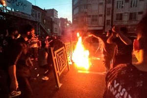  حرکت غیراخلاقی زن&zwnj;ها با ماموران پلیس در اغتشاشات اخیر