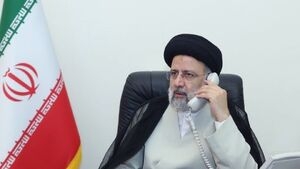 سید ابراهیم رئیسی، رییس دولت سیزدهم، در گفت&zwnj;وگوی تلفنی با خانواده شهید سید روح الله عجمیان که شامگاه سه شنبه انجام شد، ضمن تسلیت به خانواده شهید سید روح الله عجمیان ، از رشادت و بصیرت آن شهید بزرگوار تمجید کرد و گفت:ان شاء الله خداوند این شهید را با شهدای کربلا محشور کند و به شما و مادرش صبر و اجر مرحمت نماید.  وی ادامه داد: خداوند فرزندان شما را به شما ببخشد، هم شش فرزند باقی مانده را هم سید روح الله عجمیان را که در آخرت برای شما ذخیره شده است.  رئیسی این شهید والا مقام را نور چشم پدر و مادرش در دنیا و آخرت خواند و افزود: یقین داشته باشید ان شاء الله خداوند متعال فرزند شما را که از مجاهدان فی سبیل الله است در جوار رحمت خودش جای خواهد داد.  رئیس جمهور خطاب به مادرشهید عجمیان با بیان اینکه ان شاء الله خداوند این شهید را با حضرت علی اکبر(ع) و حضرت قاسم(ع) محشور کند، افزود: خداوند به شما صبر، اجر و پاداش بدهد و همچون حضرت زینب(س) قلبتان را محکم کند.  رئیسی در پایان یادآور شد: بدانید فرزند شما یکی از مجاهدین راه خدا بوده است.  شهید سید روح الله عجمیان از بسیجیان البرزی بود که در جریان مقابله با اغتشاشات اخیر ، مظلومانه به شهادت رسید.