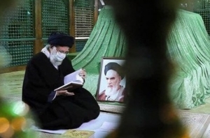 ویدئو| لحظاتی از حضور رهبر انقلاب در مرقد امام (ره)