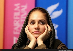 منیژه حکمت از مهناز افشار درخواست کرد که براساس مصاحبه قدیمی پگاه آهنگرانی این شائبه را جا نیندازد که دخترش این گفت&zwnj;وگو را برای رفع ممنوع&zwnj;الخروجی&zwnj;اش انجام داده است.