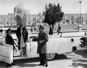 در سفر ملکه انگلیس به تهران در سال ۱۳۳۹ چه گذشت؟ +عکس