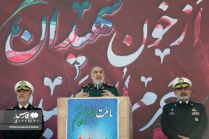 سرلشکر حسین سلامی در مراسم تشییع پیکر شهدای حرم شاهچراغ: ما به جوانان و آن عده&zwnj;ای که فریب خوردند، می&zwnj;گوییم امروز روز پایان اغتشاشات است و دیگر به خیابان نیایند/ آرزوی دشمنان را در این سرزمین دفن خواهیم کرد/ &laquo;آرتین&raquo; نماد مظلومیت ملت ایران است
