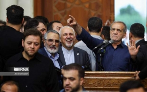 روز گذشته و در جریان حضور رئیس جمهور منتخب در مرقد امام راحل، آقای پزشکیان مدعی شد که آمده&zwnj;ام تا با هم سایه تحریم و تهدید و جنگ را دور کنیم!  درباره وضع تحریم باید امیدوار بود که دولت جدید بتواند در این موضوع قدم های مثبتی بردارد؛ اما با چهرهای تکراری نظیر ظریف و عراقچی که در اطراف رئیس جمهور منتخب هستند و رویکرد آنها کاملا مشخص است، میتوان گفت این کار نشدنی است؛ مگر اینکه آقای پزشکیان بخواهند از روش&zwnj;های جدیدی غیر از دیپلماسی التماسی دولت روحانی اقدام کند. در دولت گذشته قرار بود همه تحریم ها در روز اول اجرای توافق در سال 94 لغو شد که این موضوع به عنوان آرزو برای دولتمردان تدبیر و امید باقی ماند.  اما درباره ادعای پزشکیان مبنی بر برداشتن سایه جنگ این شائبه پیش می آید که آقای رئیس جمهور یا در جریان اخبار نیستند یا برخی نزدیکان ایشان طبق امیال خود متن هایی را آماده می کنند و برای قرائت به ایشان می دهند؛ جنس این حرف ها هم برای مردم آشناست و یادآور ادبیات حسن روحانی است.  سایه جنگ را در همه این سال ها تدابیر فرماندهی معظم کل قوا، آمادگی نیروهای مسلح و حضور مردم در صحنه از سر کشور برداشته است. اتفاقا در دولت گذشته که مدعی برداشتن سایه جنگ بود بیشترین تهدیدهای نظامی علیه ایران مطرح شد و اتفاقا مسئولان دولت قبل در واکنش به این تهدیدها ادبیات منفعلانه&zwnj;ای هم داشتند. نکته دیگر که باید به جناب رئیس جمهور منتخب یادآوری کرد، عملیات غرورآفرین &laquo;وعده صادق&raquo; است. پس از تعرض رژیم صهیونیستی به کنسولگری ایران در خاک سوریه، ایران به وعده پاسخ پشیمان کننده خود عمل کرد و با صدها موشک و پهپاد جواب صهیونیست ها را در خاک سرزمین های اشغالی داد. این در حالی بود که به گفته فرماندهان ارشد نیروهای مسلح از جمله سردار حاجی زاده، مقامات امریکا و اسرائیل قبل از از حمله ایران بارها درخواست ملتمسانه عدم حمله و یا تخفیف در انتقام را داشتند.