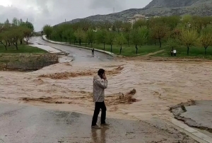 پل جهادگران خرم&zwnj;آباد زیر آب رفت