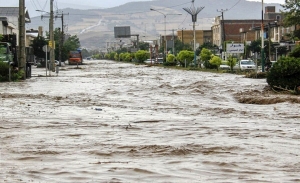 فیلم| سیل، خیابان&zwnj;های خرم آباد را فرا گرفت