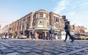 خیابان لاله&zwnj;زار یکی از قدیمی&zwnj;ترین خیابان&zwnj;های تهران است، عکس&zwnj;های زیر این خیابان را از دیروز تا امروز به تصویر کشیده است.