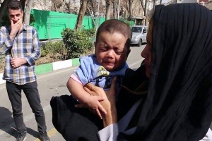 فیلم| بازگشت نوزاد ربوده&zwnj;شده به آغوش مادرش