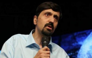 گزارش شرق با لیست فعالیت&zwnj;های امدادی و خیریه جمعیت امام علی در مناسبت&zwnj;های دینی و با اسامی دینی شروع می&zwnj;شود و سپس از بازداشت مؤسس و مدیر این جمعیت می&zwnj;گوید.