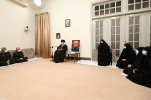 رهبر انقلاب اسلامی در دیدار خانواده و اعضای ستاد بزرگداشت سردار سلیمانی: کار بزرگ شهید سلیمانی حفظ، رشد دادن، مجهز کردن و احیاء جبهه مقاومت بود/ نباید بگونه&lrm;ای سخن گفت و عمل کرد که خصوصیات سردار ماورایی و دست نیافتنی تصور شود +تصاویر