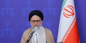 ادای احترام وزیر اطلاعات به مقام شهید حاج&zwnj;قاسم + عکس
