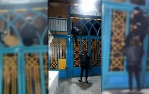 فیلم| ماجرای بالارفتن دو دختر جوان از ورودی یک امام&zwnj;زاده