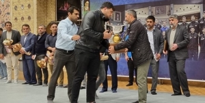 جام قهرمانی جهان کشتی فرنگی به پدر شهید آرمان علی&zwnj;&zwnj;وردی اهدا شد +عکس
