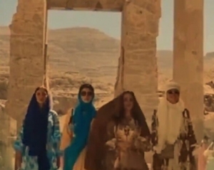  فشن شوی چند دختر جوان در محوطه تخت جمشید!