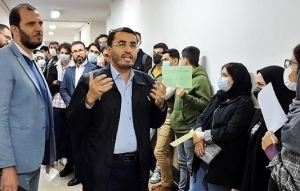 حضور رئیس فراکسیون دانشگاهیان مجلس در میان دانشجویان معترض/ نماینده تبریز: کار فرهنگی کاری سخت است که با ابزار سخت انجام نمی&zwnj;شود/ با دهه هشتادی&zwnj;ها راحت&zwnj;تر می&zwnj;توان حرف زد/ خشونت انسداد گفت&zwnj;وگو و اصلاح است
