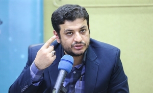 انتقاد تند رائفی پور از حراج قرآن مطلّا