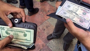 ویدئو| گزارش میدانی از آشفته بازار دلار!