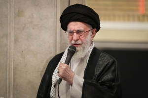 رهبر معظم انقلاب در مراسم بزرگداشت شهدای جنگ تحمیلی اخیر: دشمنی اصلی استکبار و آمریکا با دین، دانش و اتحاد مردم زیر پرچم اسلام و قرآن است/ به کوری دشمن خواهیم توانست ایران را به اوج ترقی و افتخار برسانیم