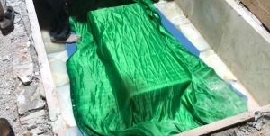 لحظه رسیدن به سنگ قبر حضرت رقیه (س) +عکس و فیلم