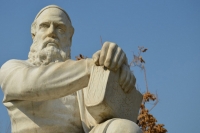 اغتشاشگران به تندیس خیام هم رحم نکردند!