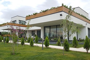 محوطه&zwnj;سازی حیاط ویلا در زمین&zwnj;های کوچک