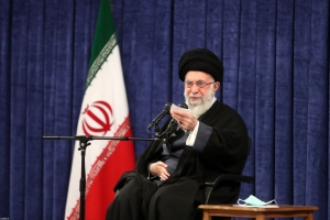 رهبر انقلاب اسلامی در دیدار رمضانی مسئولان و کارگزاران نظام: مبارزه با فساد در رأس توصیه&zwnj;های اقتصادی؛ لزوم افزایش تحرک وابتکار در سیاست خارجی | کسانی که کشف حجاب می&zwnj;کنند اگر پشت پرده جاسوسی آن را بدانند این کار را نمی&zwnj;کنند + فیلم
