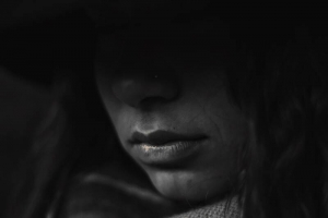 اسیدپاشی دختر جوان روی مرد صاحبخانه