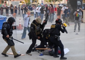 آمریکایی&zwnj;ها لس&zwnj;آنجلس را به آشوب کشیدند + فیلم