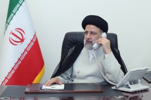 آیت&zwnj;الله رئیسی در گفتگوی تلفنی با خانواده شهید آرمان علی&zwnj;وردی: حضور پرشور مردم در تشییع پیکر این شهید علی&zwnj;وردی نشانه قدرشناسی مردم از مدافعان امنیت است/ امنیت و آرامش کشور ثمره خون ده&zwnj;ها و صدها شهید همچون شهید علی&zwnj;وردی است