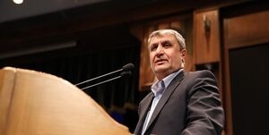 محمد اسلامی صبح امروز در آیین آغاز عملیات احداث آب شیرین کن ۷۰ هزار متر مکعبی بوشهر اظهار داشت: توسعه و بهره&zwnj;برداری از ظرفیت&zwnj;های منابع غیر فسیلی با توجه به تکالیف قانونی و تولید انرژی پاک از جمله وظایف ذاتی سازمان انرژی اتمی ایران است.  رییس سازمان انرژی اتمی گفت: فلسفه این سازمان این است که از این هدیه ارزشمند بهره بگیرد و انرژی پایدار برای کشور تامین کند اما باید بگویم که ثمره متناسب با نیاز کشور ارایه نکرده&zwnj;ایم.  وی افزود: ما فقط یک نیروگاه یک هزار مگاواتی در بوشهر داریم در حالی که باید چندین نوع از این نیروگاه&zwnj;ها در سطح کشور داشته باشیم.  اسلامی خاطرنشان کرد: البته عدم همکاری&zwnj;ها، مزاحمت&zwnj;ها و دشمنی&zwnj;ها نباید حرکت تحویلی ما را متوقف کند و باید بدون نگاه به بیرون و با باور به اعتماد نیروی انسانی و ظرفیت های تحقیقاتی علمی کشور، جریان ساخت نیروگاه اتمی به جریانی مستمر تبدیل کنیم.  وی ادامه داد: نباید تصور کنیم چون بیگانگان نمی&zwnj;گذارند، نمی&zwnj;توانیم فعل توانستن را صرف کنیم که با یاس و ناامیدی، هرگز به جایی نخواهیم رسید.  رییس سازمان انرژی اتمی گفت: با ساخت نیروگاه&zwnj;های جدید، ۱۰ هزار مگاوات برق جدید تحت یک برنامه عملی در کشور تولید می&zwnj;شود و در این راه مشکل تامین منابع نداریم.  وی افزود: برای ساخت واحدهای نیروگاه اتمی، از منابع داخلی و درون خودش استفاده می&zwnj;کنیم چرا که نیروگاه&zwnj;های اتمی ثروت آفرین است و به مانند سایر پروژه&zwnj;های عمرانی نیست که نیاز به تخصیص منابع از منابع دیگر داشته باشد.  اسلامی تصریح کرد: بر اساس آمارهای جهانی، بیشترین و بالاترین ظرفیت&zwnj;های آب شیرین کن جهان در منطقه خلیج فارس قرار دارد که کمترین سهم آن به ایران رسیده است.  وی افزود: برای پیشبرد برنامه توسعه سازمان انرژی ایران نیاز به توجه به الزمات زیست محیطی داریم و به عنوان مسؤولیت&zwnj;های اجتماعی به آن توجه ویژه داریم.