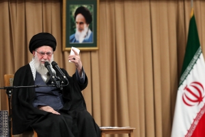 رهبر انقلاب: جمهوری اسلامی در مقابل افراد تخریب&zwnj;گر کوتاه نخواهد آمد/ ملت ایران و نظام اسلامی مزدوری بیگانگان را تحمل نمی&zwnj;کند/ رئیس جمهور آمریکا مانند فرعون و رضاخان و محمدرضا در اوج غرور سرنگون می&zwnj;شود