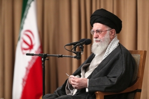 رهبر معظم انقلاب: معیشت مردم مهمترین مسئله است، برای انضباط بازار چاره&zwnj;اندیشی شود/ روحیه کار و تلاش به جای فضای نه جنگ و نه صلح/ مسئولان و صاحبان قلم و بیان، راویان قدرت و قوت باشند و نه راوی ضعف&zwnj;ها