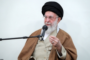 رهبر معظم انقلاب: خط ائمه &laquo;خط ایستادگی و استقامت&raquo; و درس ائمه &laquo;درس منطق و استدلال&raquo; است/ مردم غزه و لبنان با ایستادگی خود در خط ائمه&zwnj; هُدی کار می&zwnj;کنند
