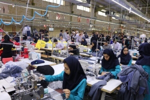 / کارخانجات نیروهایشان را تعدیل کردند