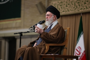 رهبر معظم انقلاب: اگر آمریکا به کلی پشتیبانی از رژیم صهیونیستی را کنار بگذارد، پایگاه&zwnj;های نظامی خود را از منطقه جمع کند، مسئله همکاری با ایران قابل بررسی است که البته این مربوط به اکنون و آینده نزدیک نیست